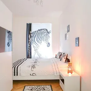 stylish-apartment-a-few-steps-from-metro.praguehotelsweb.com/